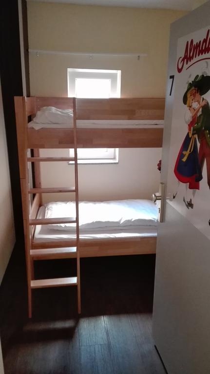 המבורג Alm Hostel חדר תמונה